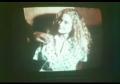 Kelly Preston se fait d�chirer sa chemise par son kidnappeur 